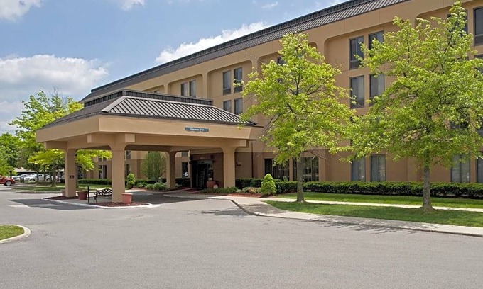 Thurston Hotel | 2-Star Hotel ∙ Hampton Inn Ann Arbor - North