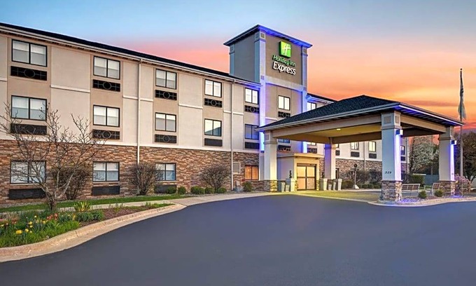 Marshall Hotel | 2-Star Hotel ∙ Holiday Inn Express Marshall, an IHG Hotel