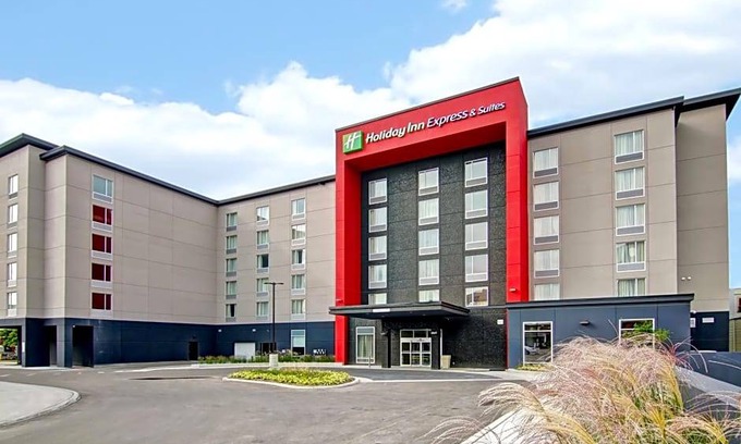 Durham Region Hotel | 2-Star Hotel ∙ Holiday Inn Express & Suites Oshawa Downtown - Toronto Area, an IHG Hotel