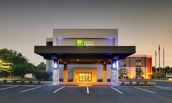 Echelon Hotel | 2-Star Hotel ∙ Holiday Inn Express Voorhees/ Mt. Laurel, an IHG Hotel