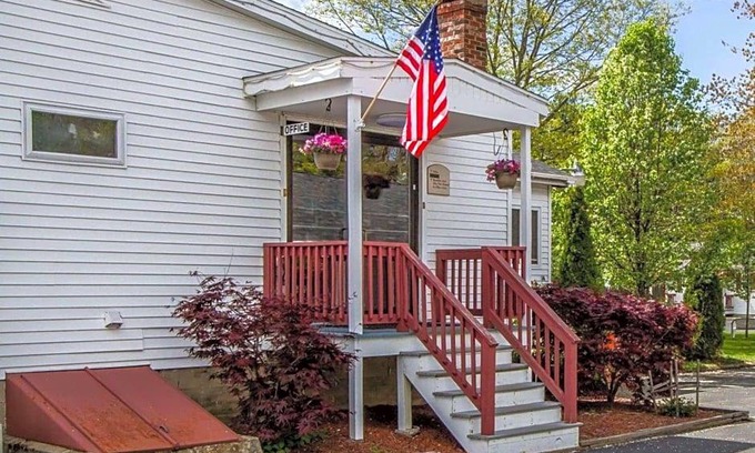 Brunswick Hotel | 2-Star Hotel ∙ Rodeway Inn & Suites Brunswick near Hwy 1