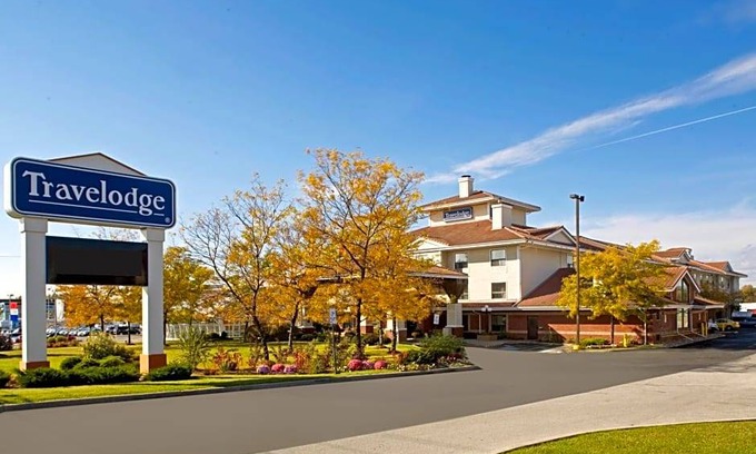 Durham Region Hotel | 2-Star Hotel ∙ Travelodge by Wyndham Oshawa Whitby