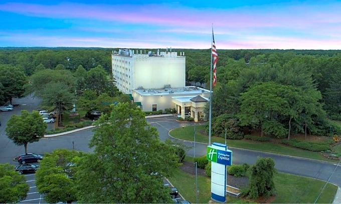 Centereach Hotel | 2-Star Hotel ∙ Holiday Inn Express Stony Brook-Long Island, an IHG Hotel