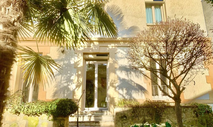Bergerac House | 2 Storey House with garden, central Bergerac, spacious and bright. Parking privé