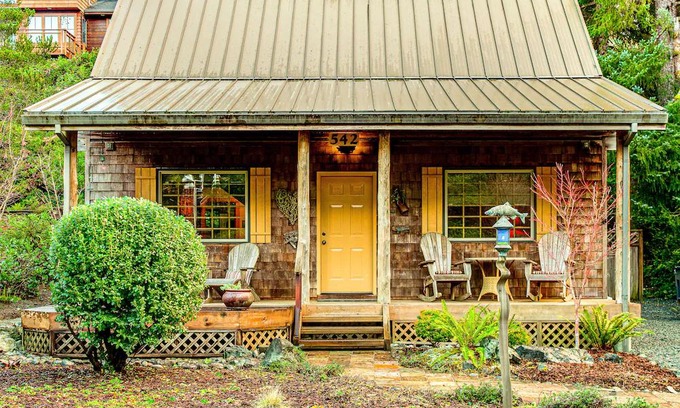 Manzanita Cabin | 2-story dog-friendly 1 block from the beach with deck, patio, gas fireplace, W/D