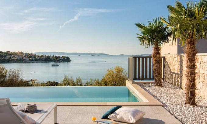 Seget Vranjica Villa | 200 meters from the beach, chic home with a heated pool, gym, and play area with a PS4, two bikes, table tennis, and breathtaking views of the island and sea
