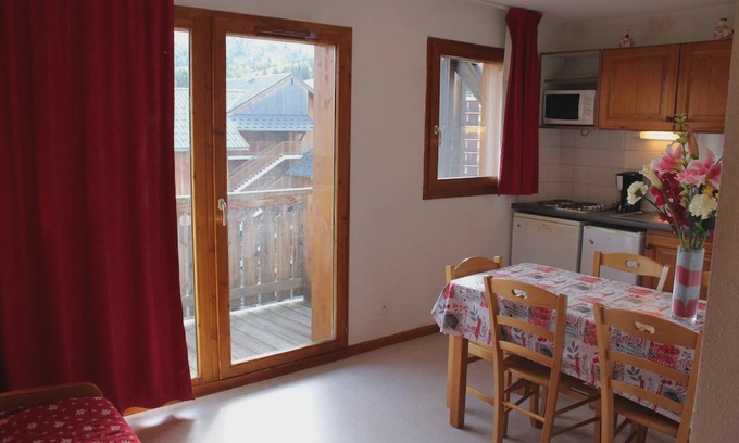 Saint-Etienne-en-Devoluy Apartment | 200m from resort center, 7th floor, view mountain, balcony, parking, tv, ski locker, 21m²