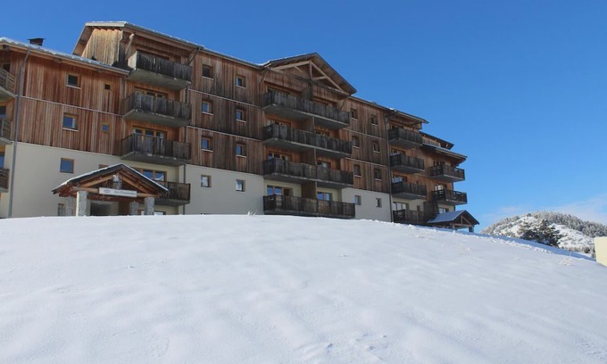 Saint-Etienne-en-Devoluy Apartment | 200m from resort center, 1st floor, view mountain, balcony, tv, ski locker, 31m², Superdévoluy