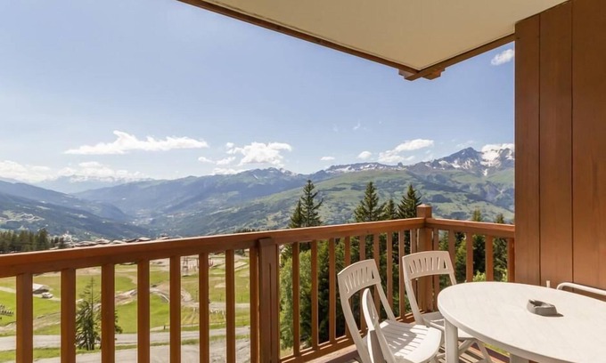 Arc-1800 Apartment | 20m from ski slopes, 2nd floor, view valley, balcony, tv, ski locker, 37m², Les Arcs