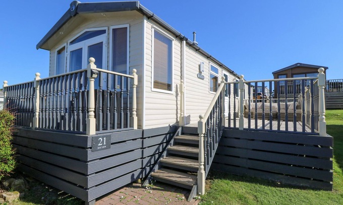 Llanllwchaiarn Cottage | 21 BAY VIEW, pet friendly, with pool in Cross Inn