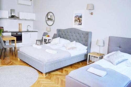 Stare Miasto Apartment | 21 Floriańska Street Apartments