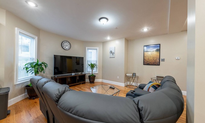 Dudley - Brunswick King Apartment | 233-1 4BR - Boston Cozy Apt near Park Zoo