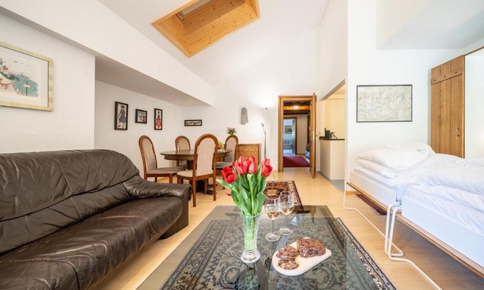 Vulpera Apartment | 2403 Charmante Dachwohnung mit hohen Decken und Suedbalkon