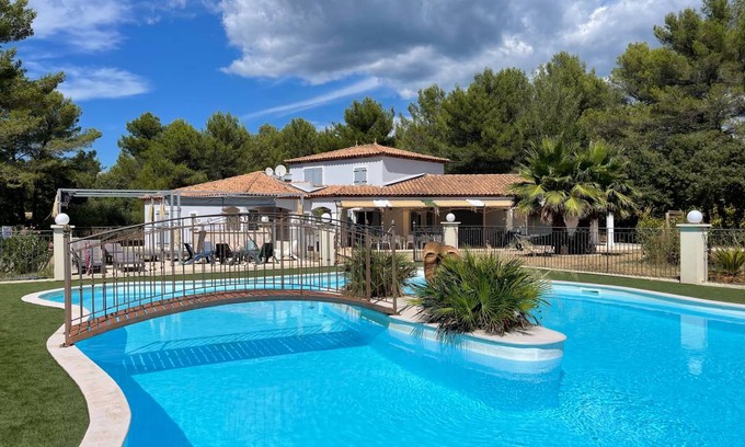 Signes Villa | 270 m² Villa ∙ 6 bedrooms ∙ 12 guests