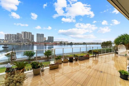 Rhodes Apartment | 2B APT with Stunning Waterfront View