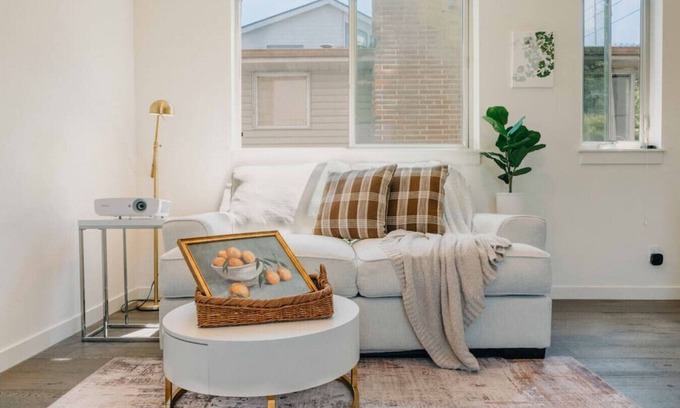 Lawton Park House | 2b2b Modern Upper Unit/1 min to Discovery Park