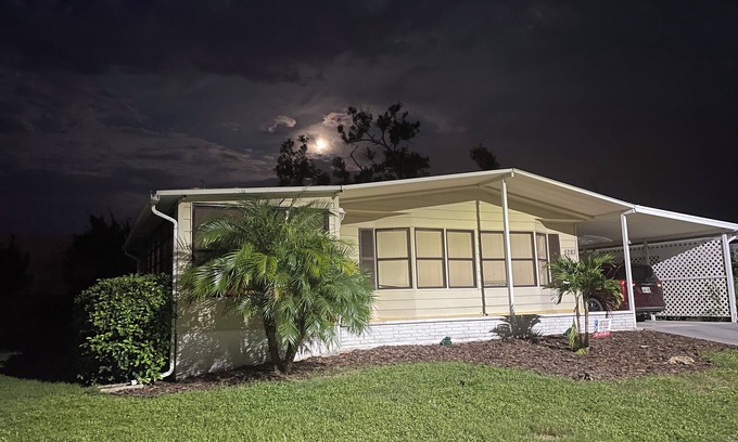 Sarasota House | 2bdr/2b pet friendly 55+ community w/amenities 5min to Siesta Key!