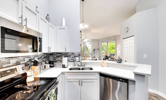 Hallandale Beach Apartment | 2Bedroom 2Bath Water View Apartment