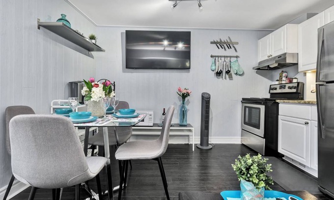 Centretown West Apartment | 2BR Apt with Netflix & access to Rooftop Terrace!