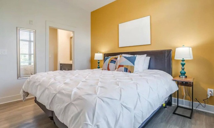 Deep Ellum Apartment | 2Br Apt with Pool, Gym, and Free Parking