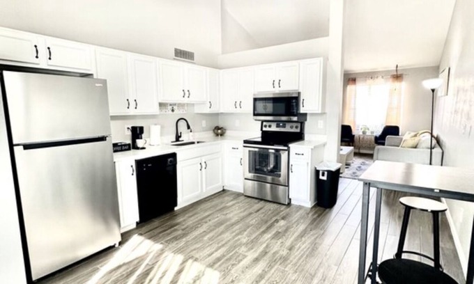 Glendale House | 2BR Condo 15Min Statefarm Stadium with AC