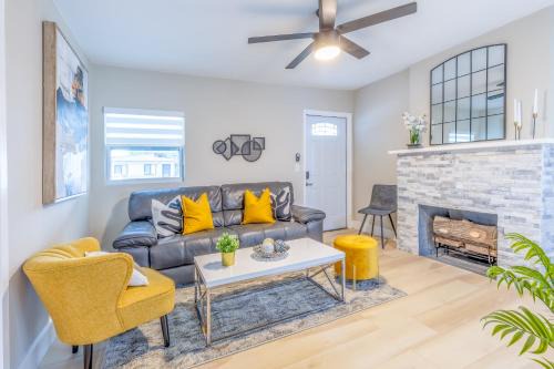 Flagami House | 2BR Modern - Top Location, Terrace - 6 min to Coral Gables