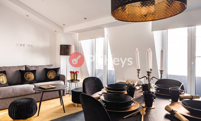 Santa Engracia Apartment | 2BR penthouse with terrace