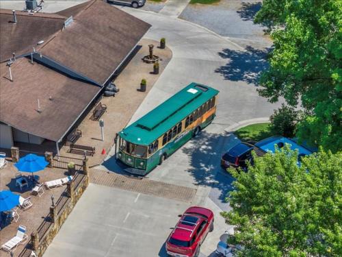 Gatlinburg - Pigeon Forge Ski Chalet | 2BR Retreat with Stunning Mountain Views
