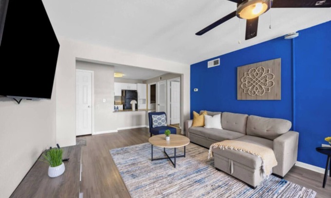 Pleasant Valley Apartment | 2BR Spacious Getaway Near Dwntown, Pool, UT Austin