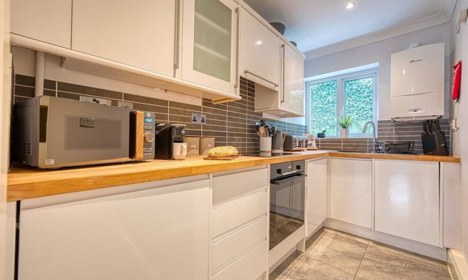 Cheltenham Apartment | 2BR Stunning Apt -Sleeps 6 w/Parking Race Offer!