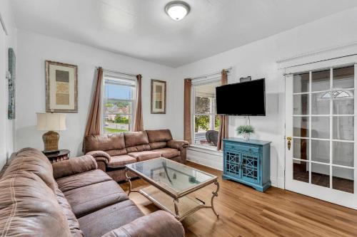 Oneonta Apartment | 2nd Base Apt 1 All Star Baseball Rentals