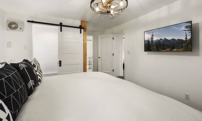 Enumclaw Condo | 2nd floor in Duplex 2BR Ski & Hike Retreat Near Mt. Rainier