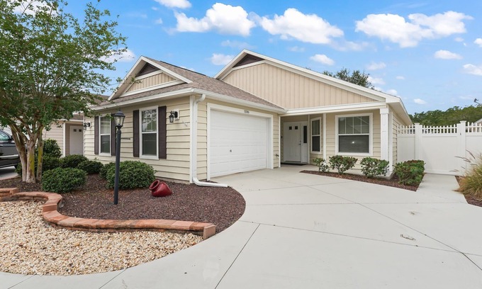 Lake Sumter Landing Villa | 3/2 COURTYARD NEAR LAKE SUMTER AND POOLS!