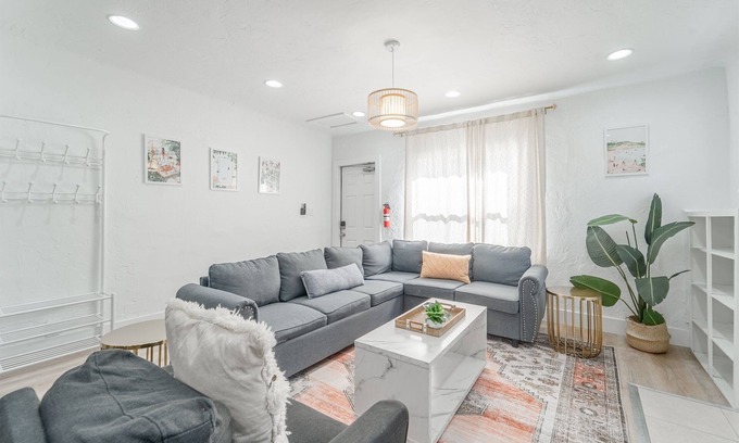 Parker Ridge House | 3 BD w/Parking and Shared Yard - Palm Wave Stays