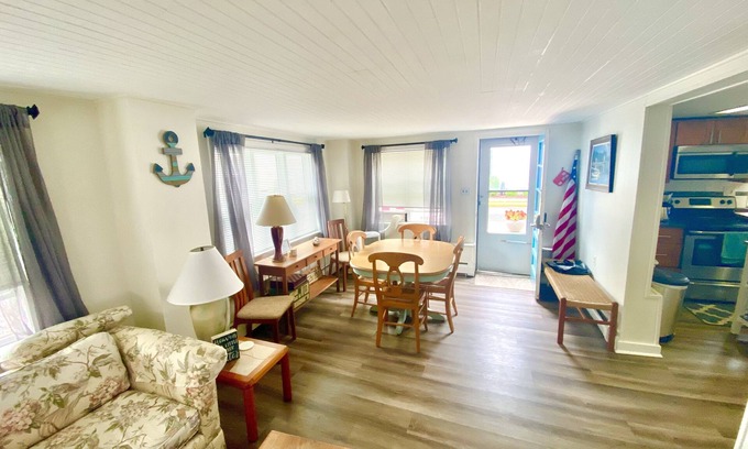 Gold Coast Condo | 3 Bedroom 2 Bath Ground Floor Condo on Beach Block