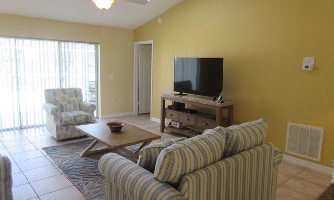 Sunridge Woods Villa | 3 Bedroom 2 Bathroom Vacation home minutes away from the Parks