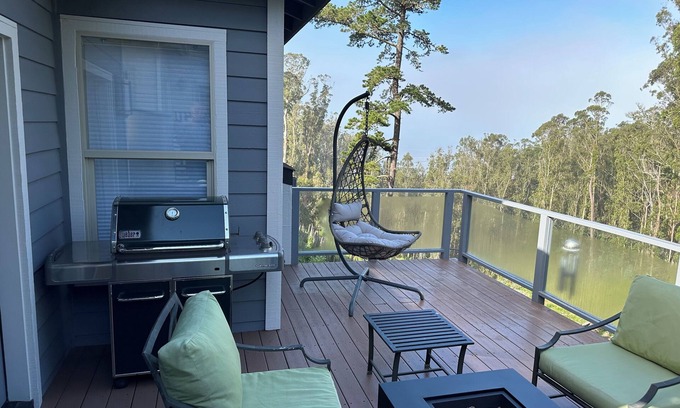 Half Moon Bay House | 3 Bedroom/3 bath Ocean View w/private Hot Tub, long term ok