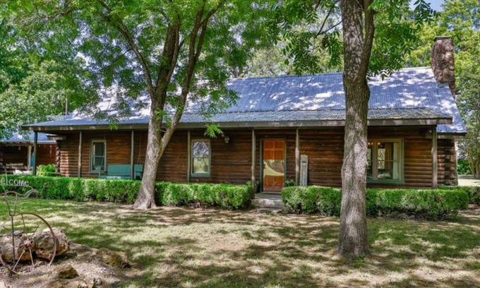 Valley View Cabin | 3-bedroom cabin in wonderful Valley View with hot tub! Sleeps 6!