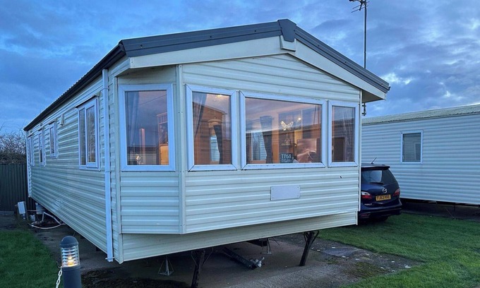 Rhyl Ski Chalet | 3 Bedroom Caravan - Sleeps 6, Pool & Garden