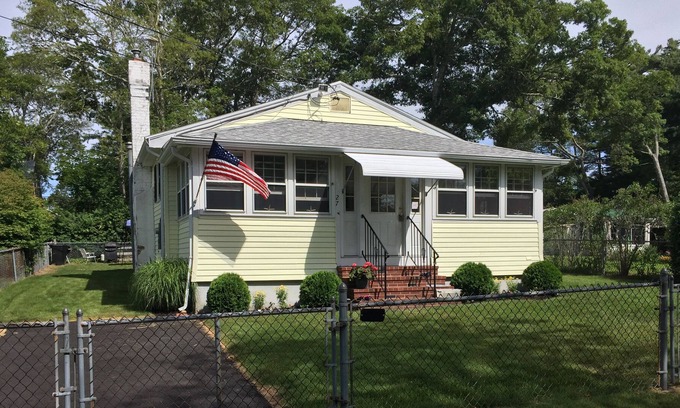 Wareham Cottage | 3 Bedroom Cozy Cottage - Three Minute Walk To Private Beach!