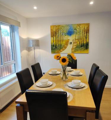 Bournemouth Apartment | 3 bedroom house 3-8 guests, CONTRACTORS, parking, Wi-Fi, close to Hospital, JP Morgan, nature reserves, golf courses, beach