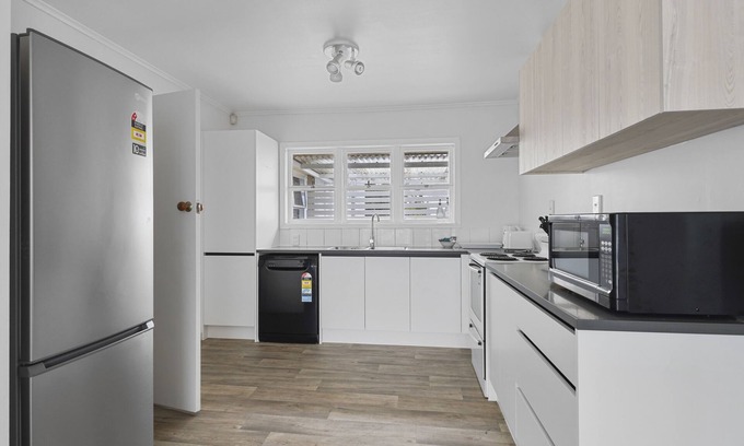 Auckland House | 3 Bedroom In Papatoetoe w Parking - Wifi