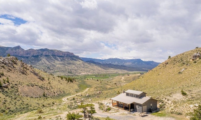 Cody Cabin | 3 bedroom private mountain house extraordinary views