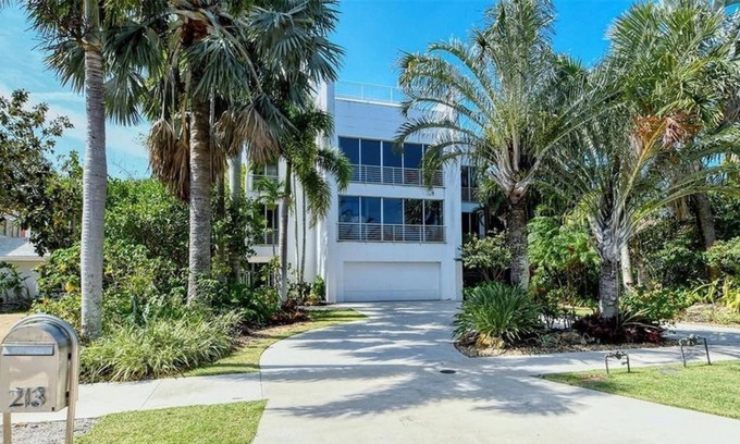 Ringling Estates Apartment | 3 Bedroom Single family 319543 by Houzlet