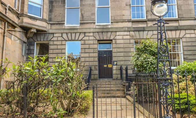 West End Apartment | 3 LYNEDOCH PLACE, pet friendly, with a garden in Edinburgh