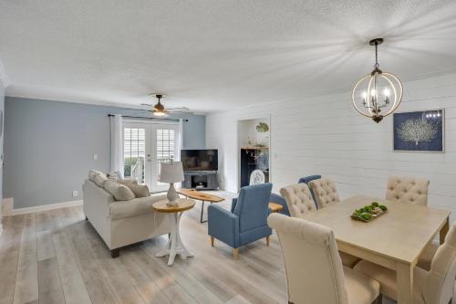 Saint Simons Island Apartment | 3 Mi to St Simons Beach Gem with Pool Access and Deck