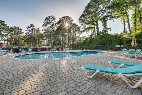 Myrtle Beach Apartment | 3 Mi to Surfside Beach and Pier Townhome with Balcony