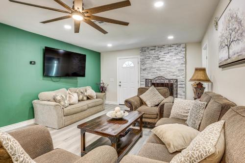 Phoenix House | 3 Mi to Desert Diamond Arena Peoria Home with Yard!
