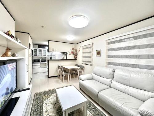Kita Apartment | 3 mins to Sta 9mins Direct to Ikebukuro 10mins to Ueno 13mins to Shinjuku Whole House Gread Location Easy to EverySpots Max for 6
