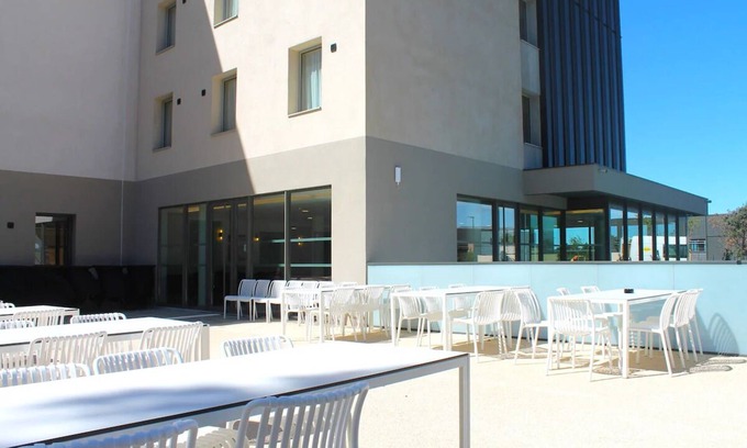Signes Hotel | 3 Relaxing Group Hideaway | Free Parking & Pool access | Amusement Parks Nearby